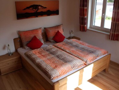 Schlafzimmer im Obergeschoß (Zustellbett möglich)